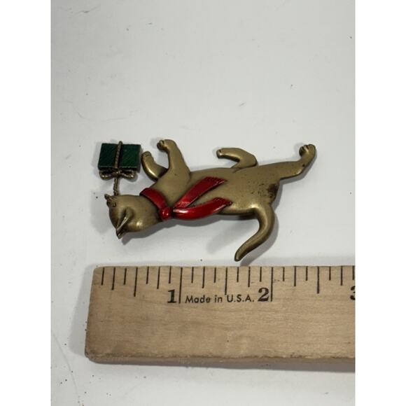Vintage Signed JJ Jonette Christmas Cat Thief Brooch Pin Golden W/ Present - Picture 4 of 5